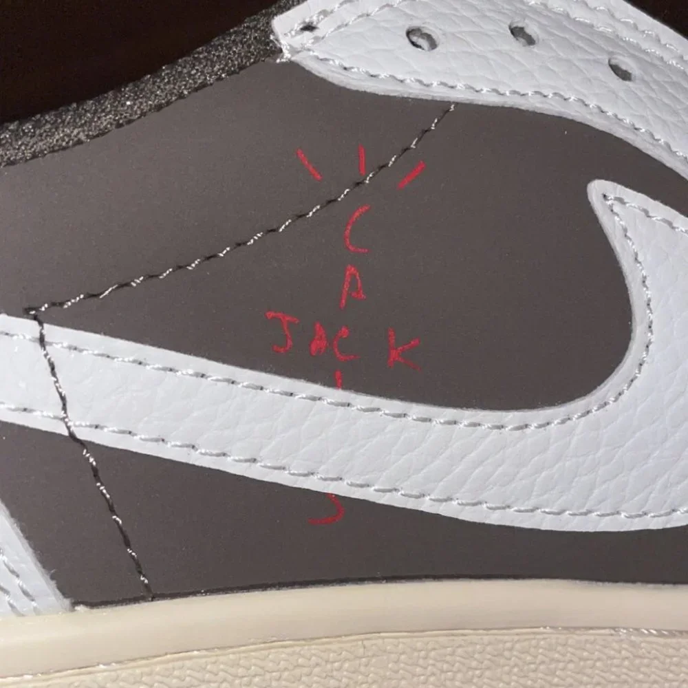 Travis Scott Reverse Mocha - Picture 7 of 9